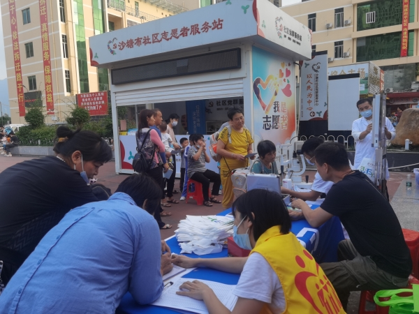 图片一：现场热闹的义诊场面.jpg