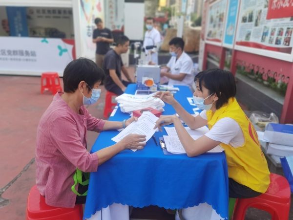 图片三：社工为长者普及眼部健康知识.jpg