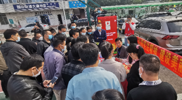 向群众普及宪法精神和环保法律知识.jpg