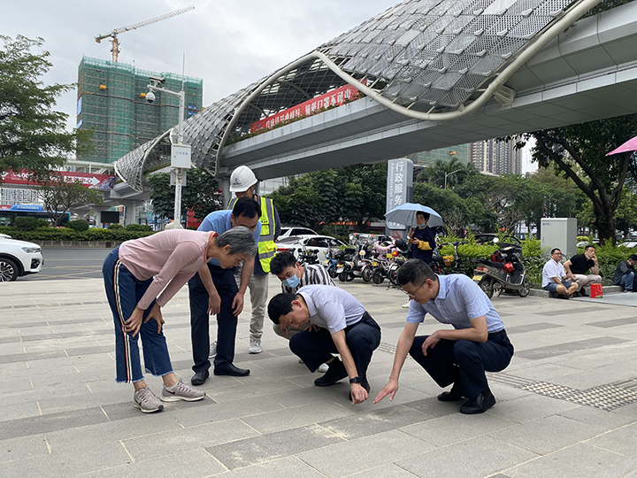20210413深圳市交通运输局龙岗管理局行走检查龙翔大道信访大厅前人行道小修工程.jpg