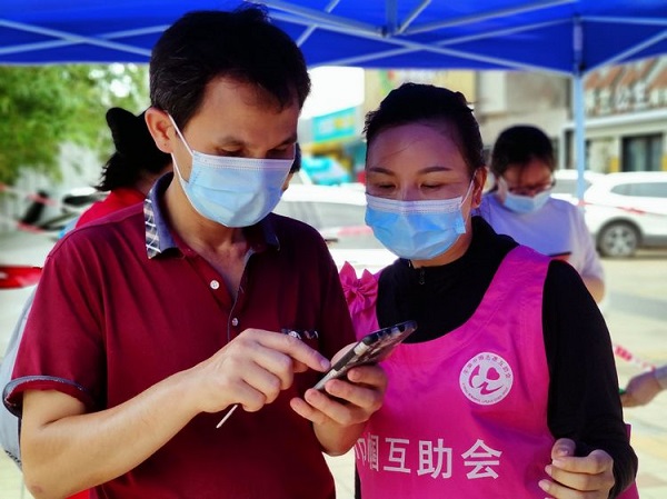 巾帼志愿者第一时间加入到社区疫情防控工作中，充分发挥战疫“巾帼”力量，筑牢疫情防控线.jpg