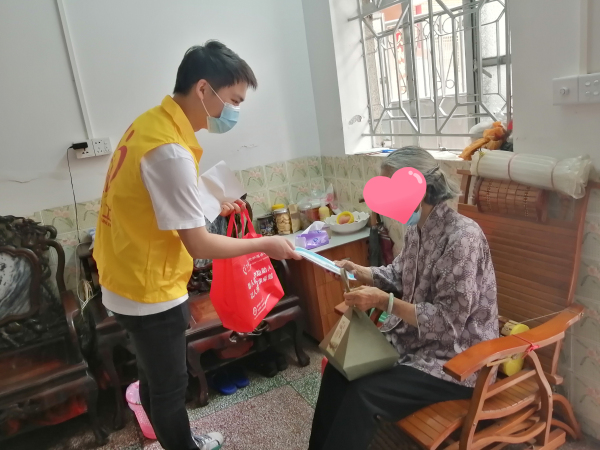 社联社工为社区特殊老人们提前送去了节日的祝福图-3.jpg