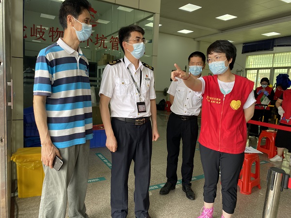 李丽华在同德社区现场指挥防疫工作.jpg