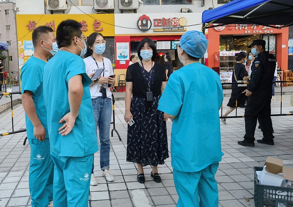凌海英在核酸检测点了解准备工作情况.jpg