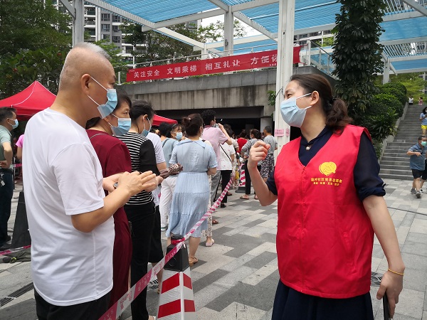 肖婷萍前往社区一线收集群众意见.jpg