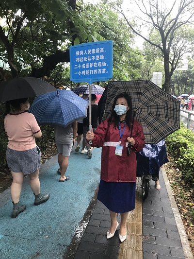 仪春霞在雨中引导居民有序接种疫苗.jpg