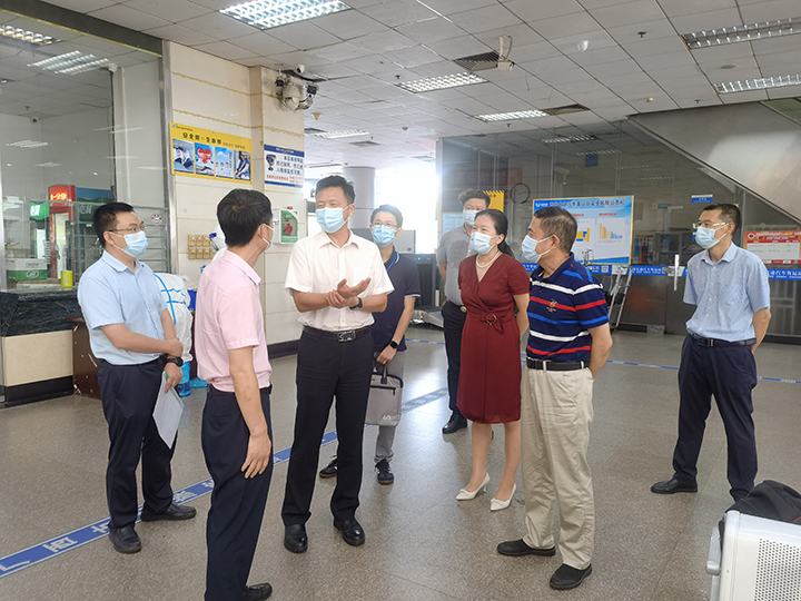 0621深圳市交通运输局蔡鑫副局长现场检查龙岗长途汽车站安全生产及防疫工作.jpg