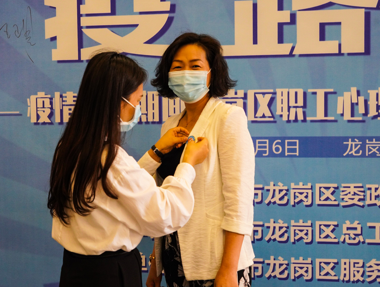 为优秀志愿者佩戴徽章.jpg