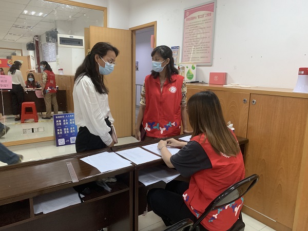 邬小云在社区党群服务中心了解防疫工作情况.jpg