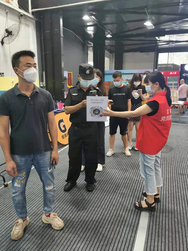 杨艳在吉祥社区参与疫情防控工作.jpg