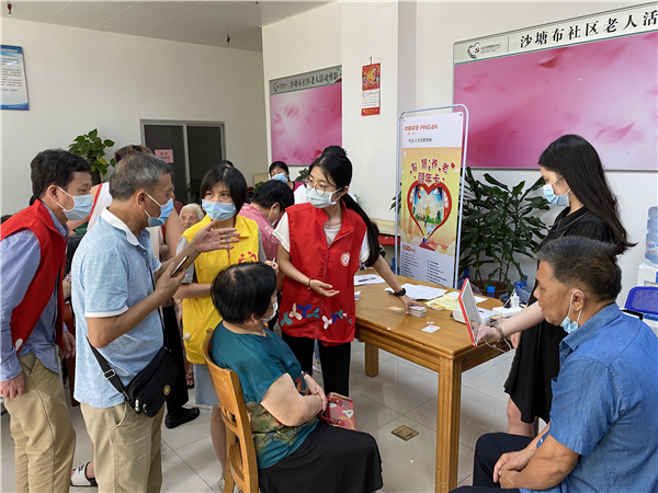 图片二：社联社工为社区长者解答疑惑.jpg