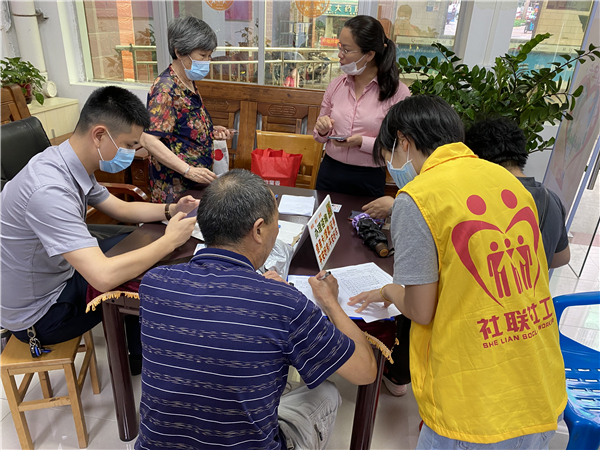 图片四：工作人员协助居民现场网上办理颐年卡.jpg