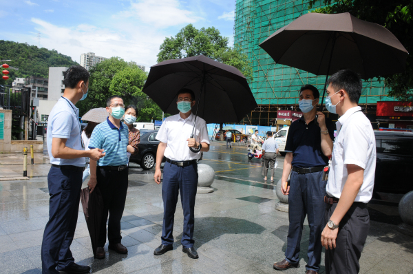 街道党工委书记刘渊（右三）、街道党工委委员、宣传部部长林庆祥（左二）深入社区指导“创文”工作。_编辑.jpg