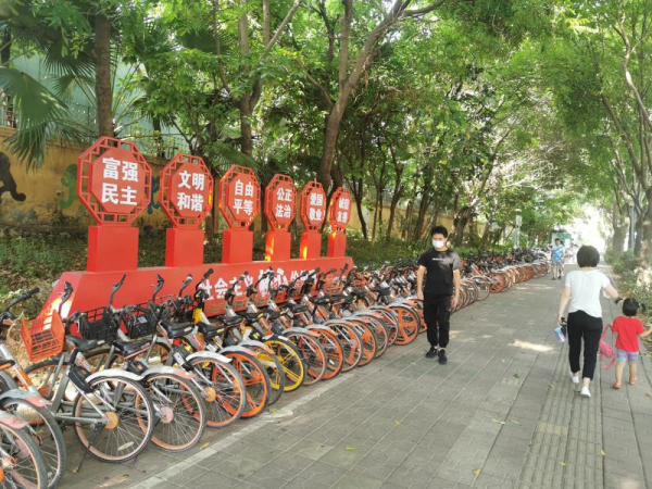 今年以来，南湾街道在主要干道增设了大型创建全国文明城市宣传景观。.jpg