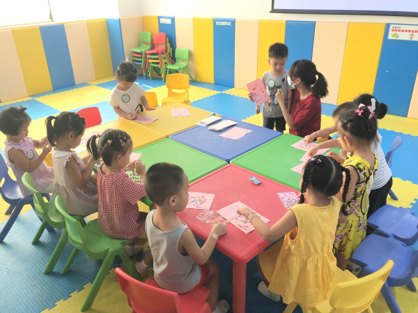 社工引导组员讨论幼儿园里有什么.png