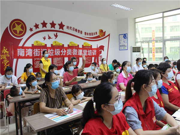图片三：居民们举手抢答问题.jpg