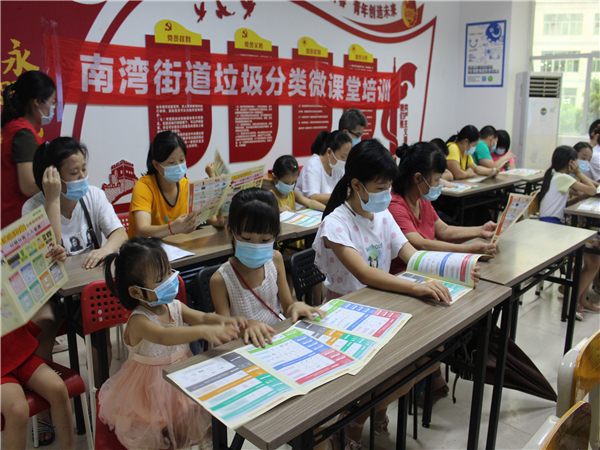图片二：小居民们在认真学习折页内容.jpg