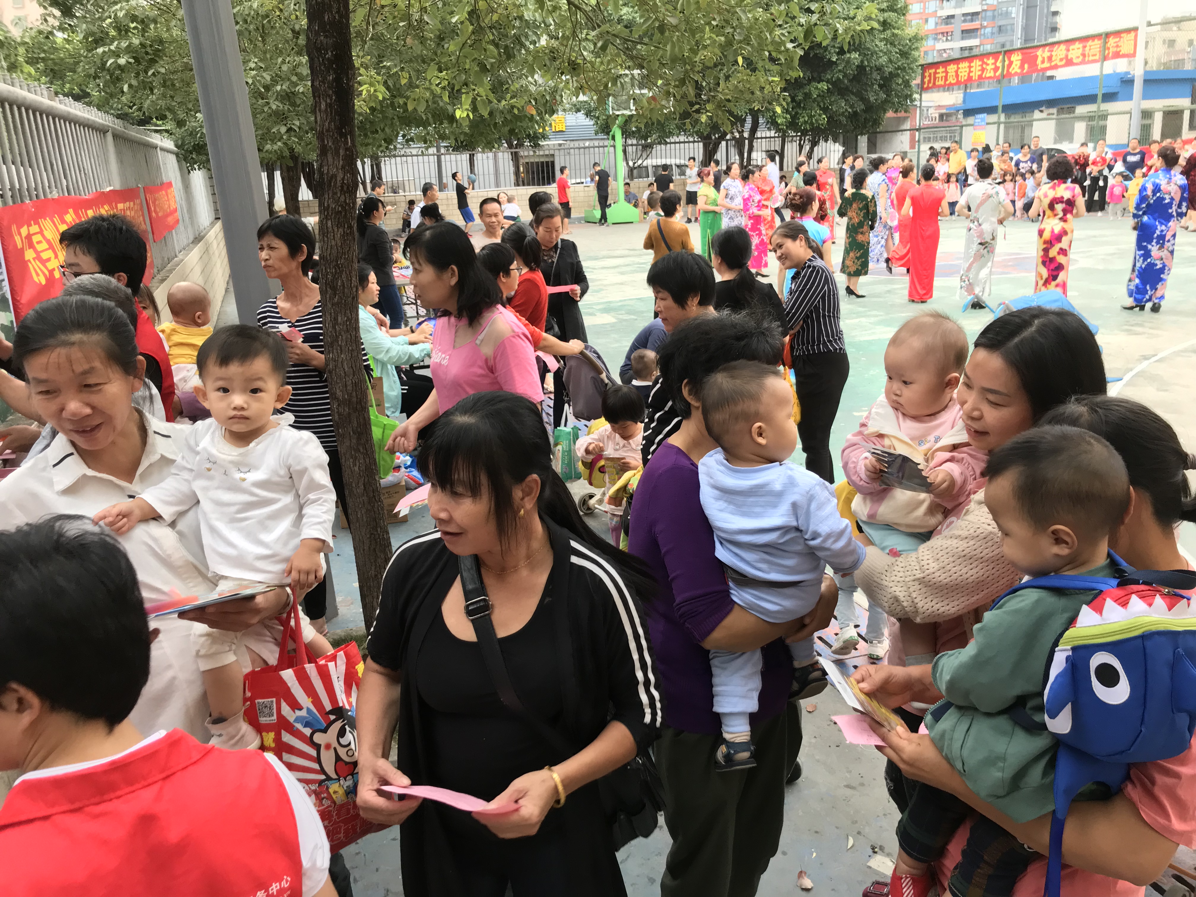 活动现场，气氛热烈