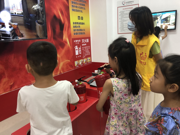 4.社工引导孩子进行模拟灭火操作.jpg