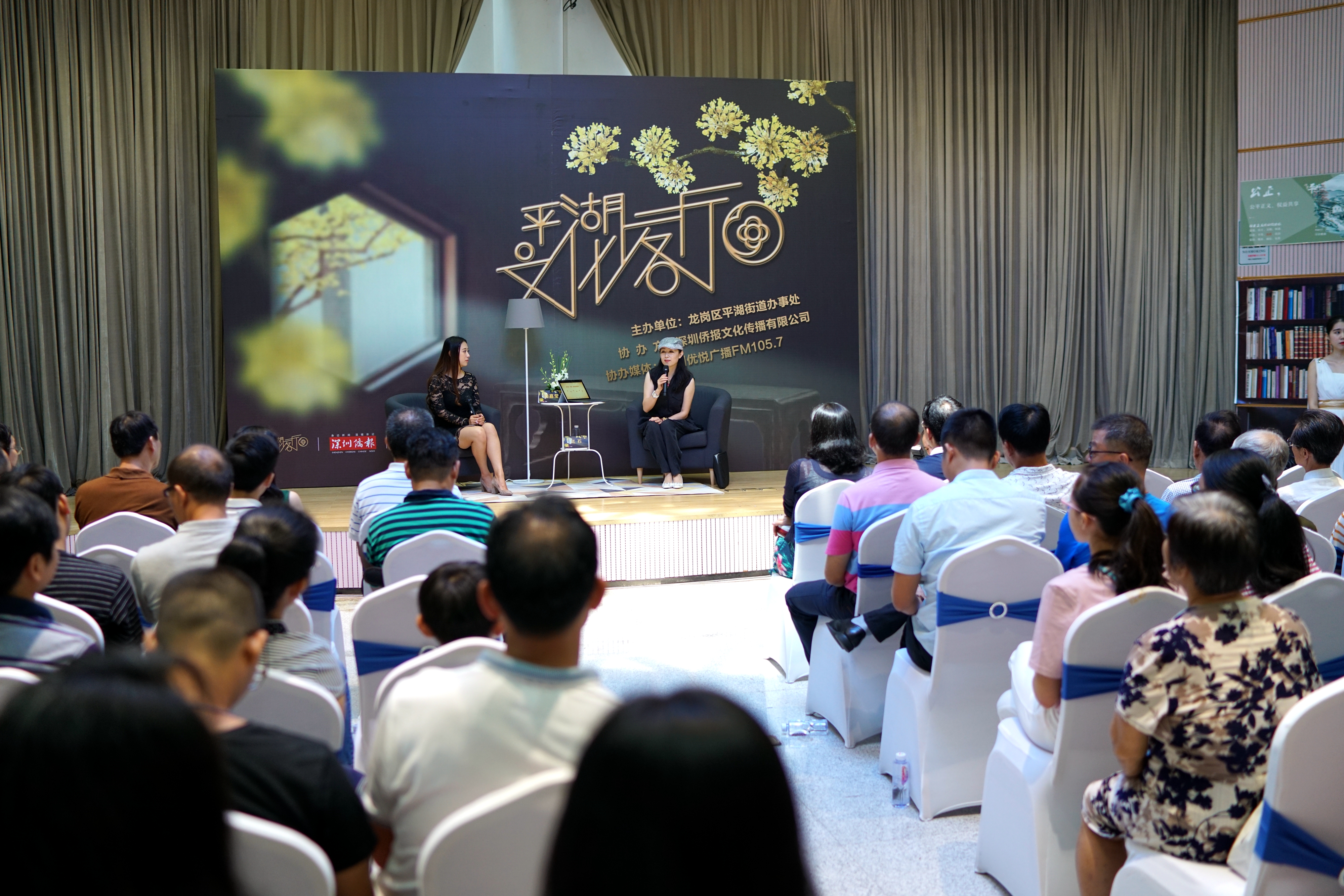 深圳资深媒体人、深圳大学教授红石向现场观众讲述“说”的魅力，现场听众反响热烈。 李上彪 摄