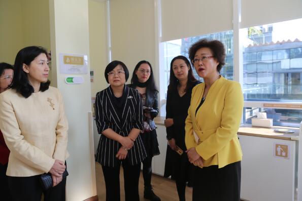 参观母婴室并询问母婴室建设工作