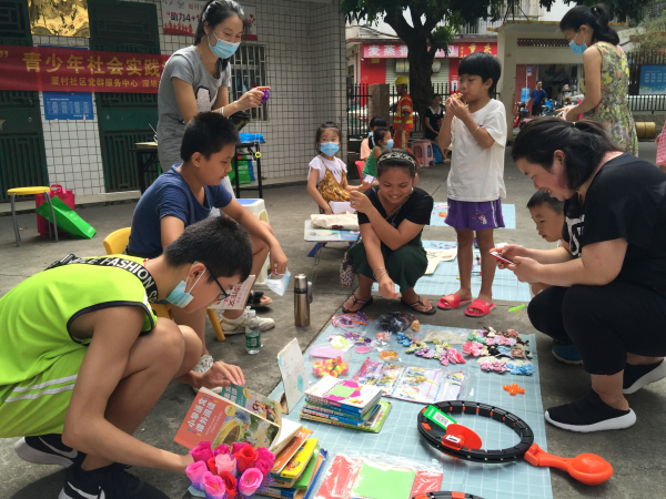 小老板为顾客们介绍货品2.jpg
