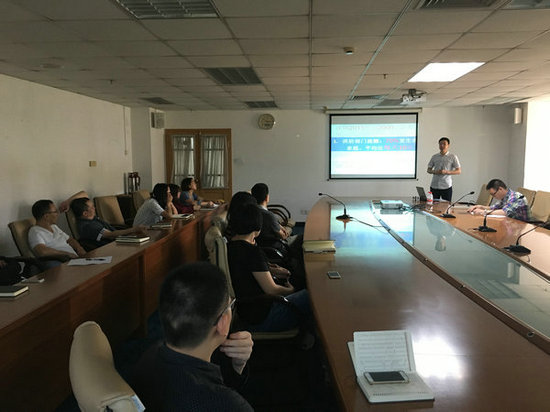 讲师讲解消防安全知识