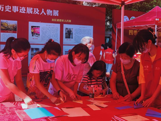 折纸游戏“爱国心和手榴弹”.jpg