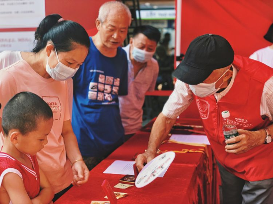 退役军人为社区居民介绍军用老物件.jpg