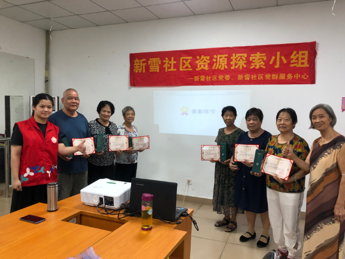 为优秀的夕阳红志愿者颁发荣誉证书.jpg