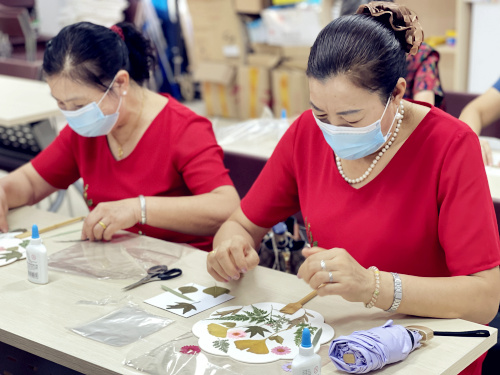 平湖街道山厦社区开展“金秋十月 乐享重阳”重阳节叶子画制作活动