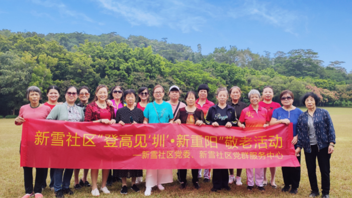 风筝广场草坪合影.jpg