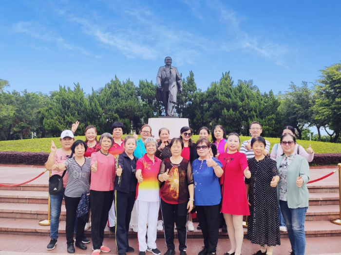 在山顶广场学习了解深圳改革开放史.jpg