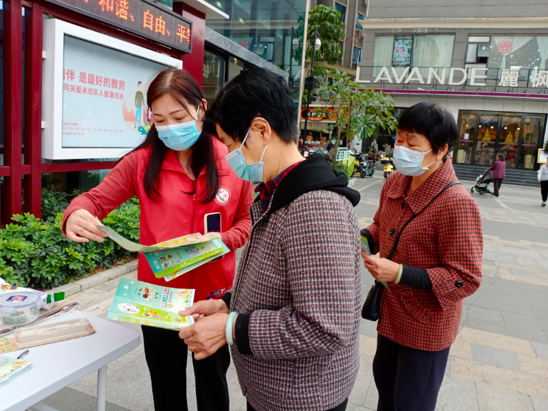 社工派发宣传资料.jpg