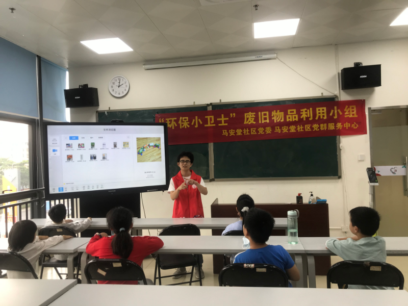 社工讲述如何进行废旧物利用.jpg