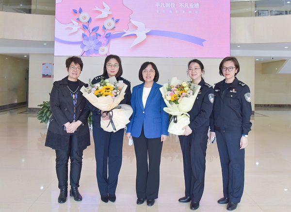 向女民警带去节日的问候（左二为何贵莲）.jpg
