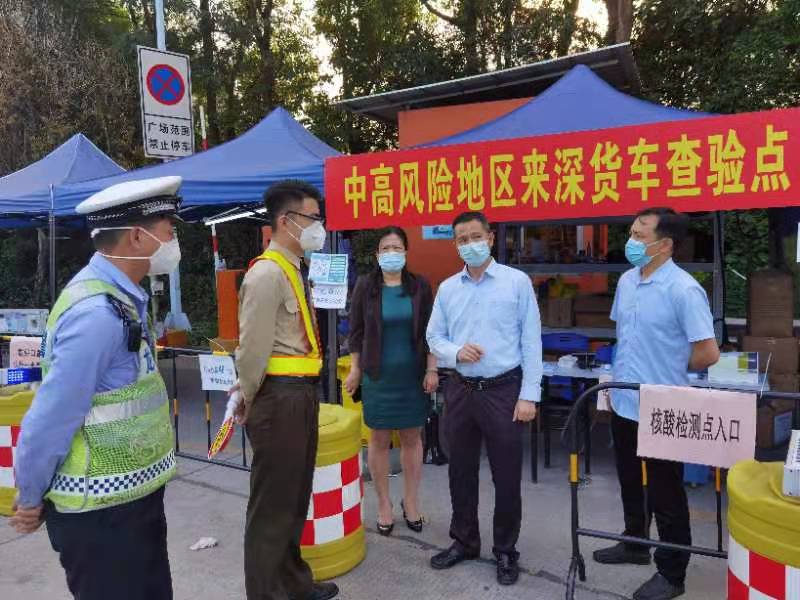 路政处赴龙岗现场检查高速公路联合检疫站运行情况.jpg