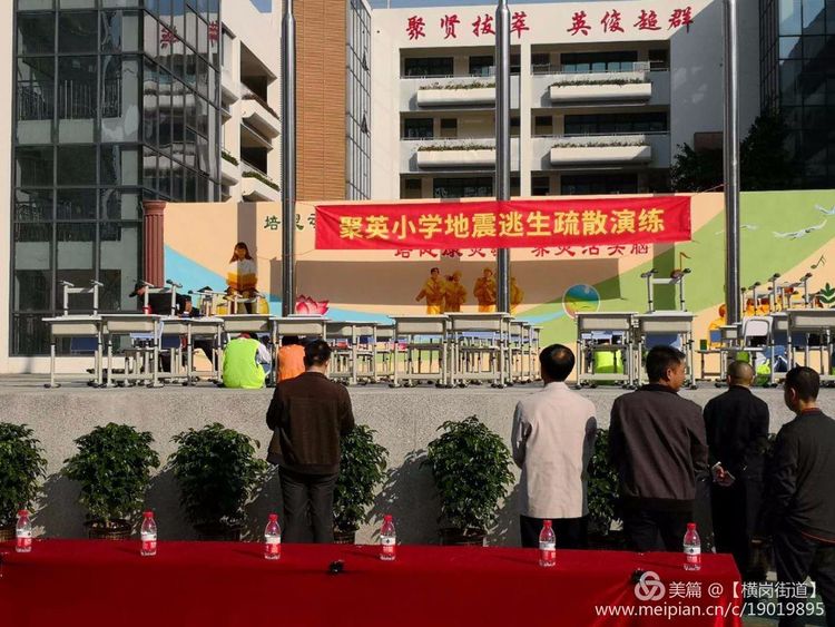 学校先期处置，搜救被困学生，临时医疗点进行救治