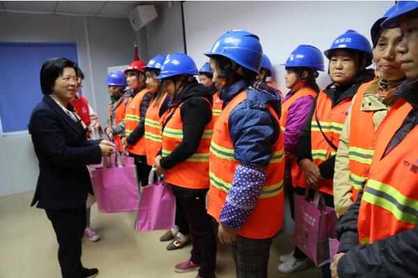 为女建设者们送上安全小礼包