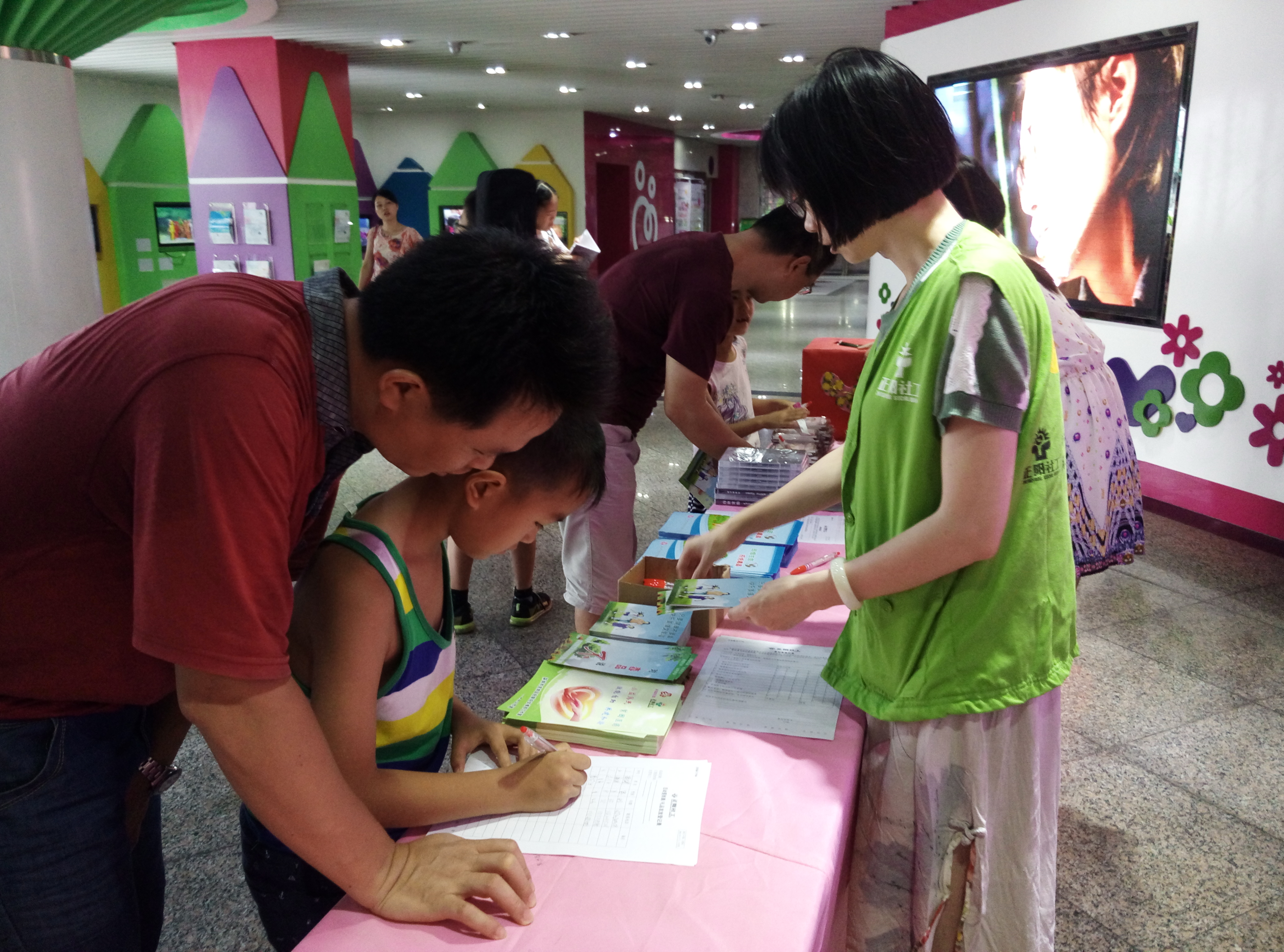 家长及青少年参加禁毒活动