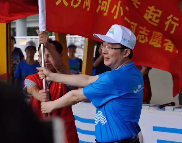 王强同志为南山区“河小二”护河志愿服务队授旗