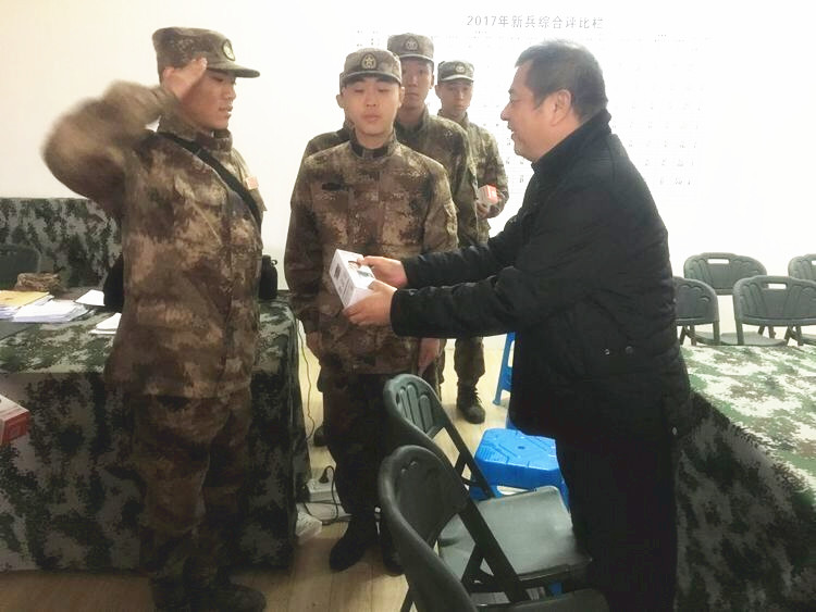 慰问组代表区委区政府和区民政局给每一位龙岗籍新兵赠送慰问品和慰问金