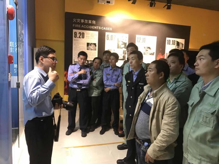 消防员在给大家讲解消防器材使用要点