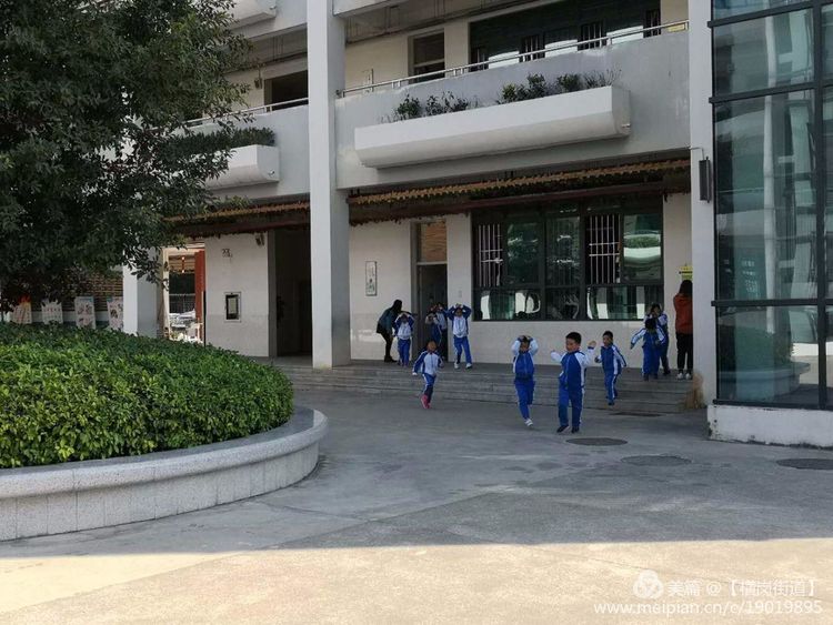 随着前期地震苗头，一楼的同学快速向安全点疏散。
