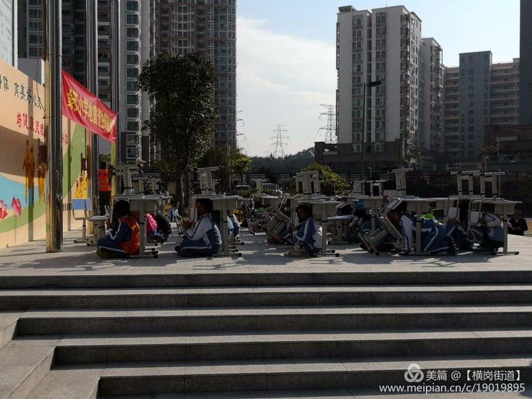 示范班示范高楼层内的避险方法。