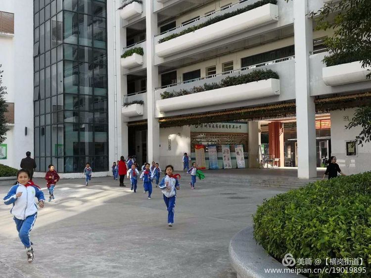 地震停止间息，同学们快速向安全点疏散。