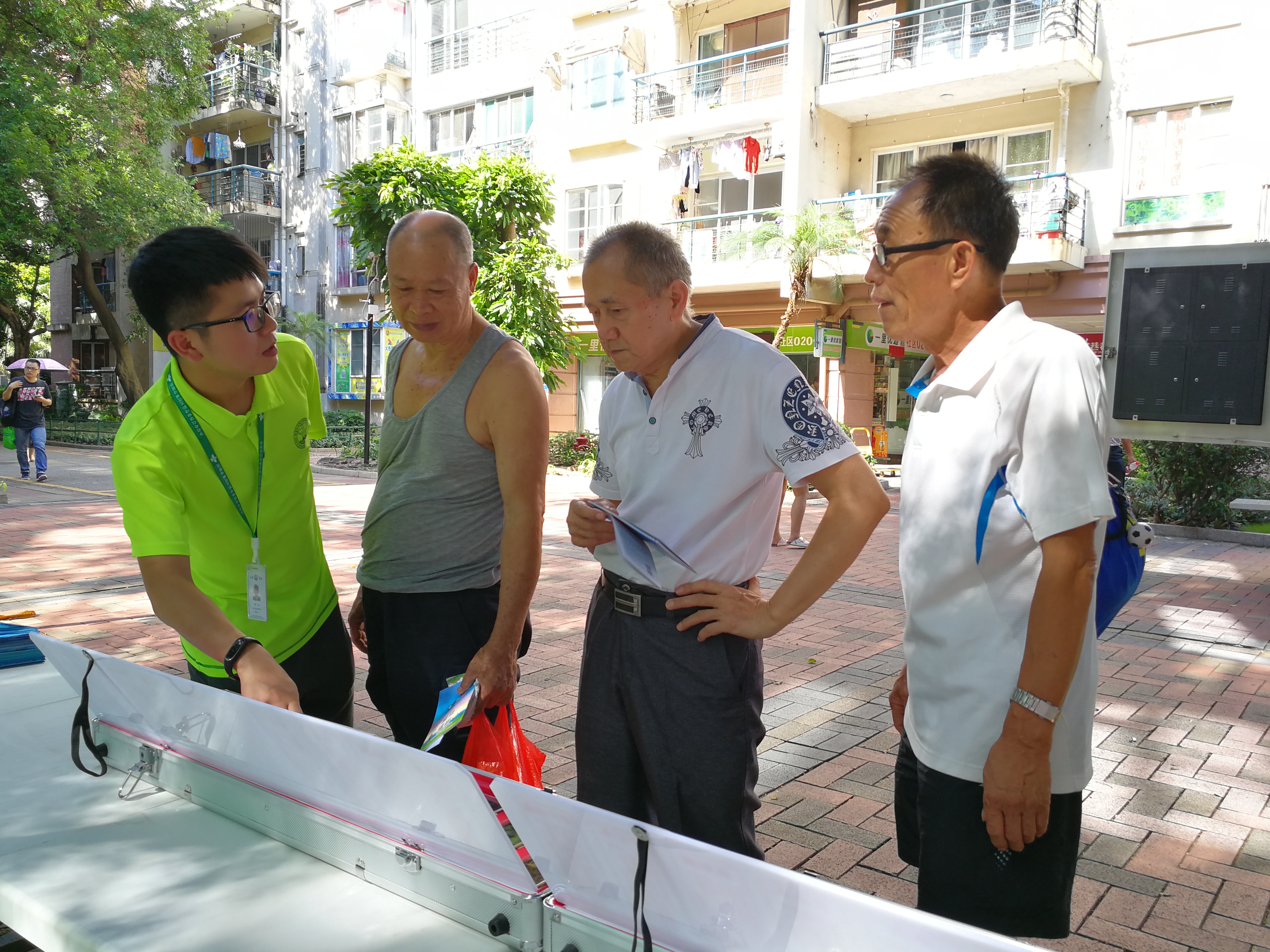 禁毒社工在为居民讲解仿真毒品