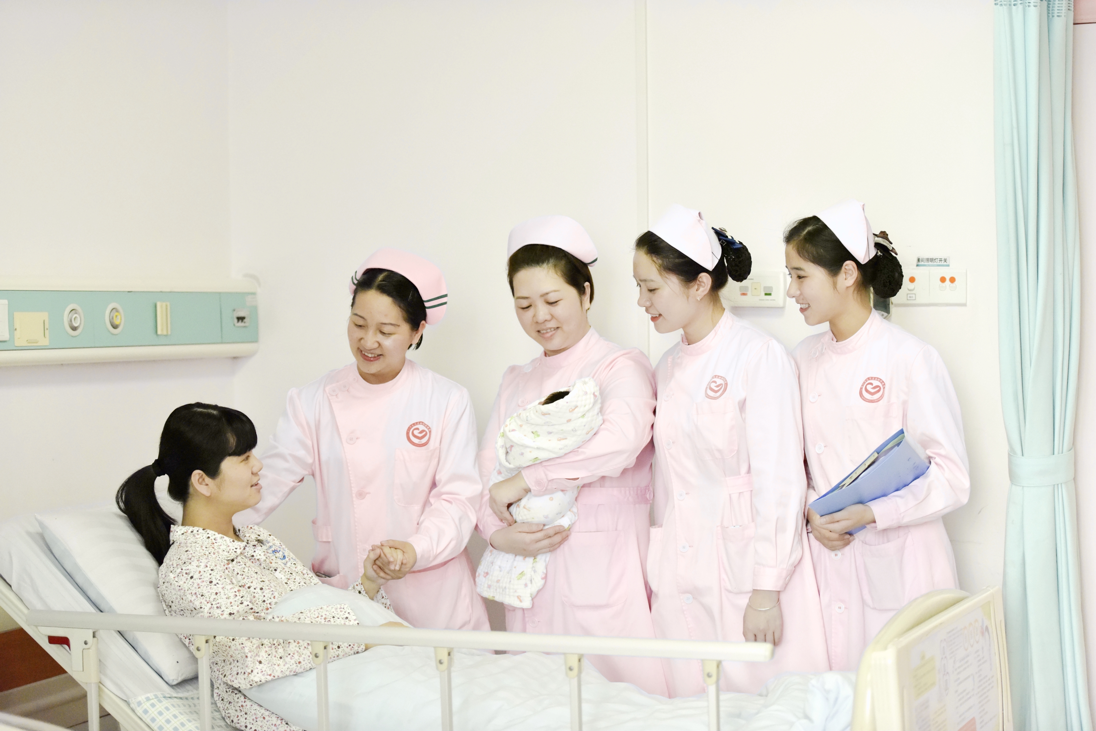 护士们心细周到，全方位照护产妇与新生宝宝。