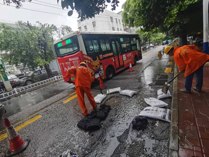 风雨中，龙岗交通人的“C位”守护.png