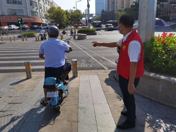 检查稼先路口值守情况.jpg